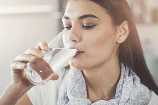水の純度のガラスを飲む若い女性 - 写真・画像