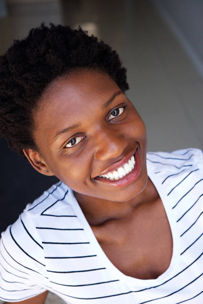 Крупный план портрета веселой молодой черной женщины, улыбающейся
  - Фото, изображение