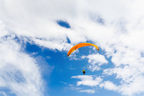 paraplane flying high up - Valokuva, kuva