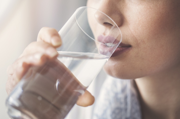 水の純度のガラスを飲む若い女性 - 写真・画像