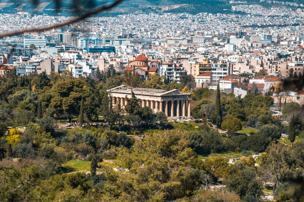 Widok świątynia Hefajstosa z Akropolu, Ateny, Grecja - Zdjęcie, obraz