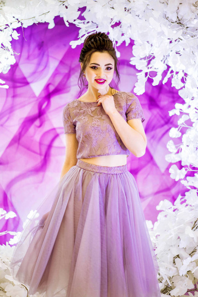 Piękna dziewczyna w fioletowa sukienka na obrazie druhna - Zdjęcie, obraz