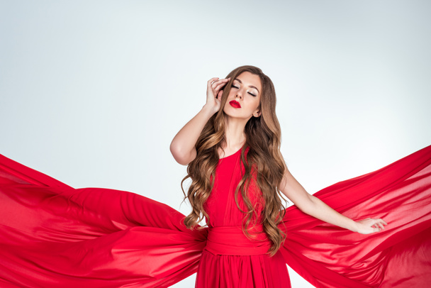 Piękny Zmysłowe woman pozowanie w czerwone ubrania, na szarym tle - Zdjęcie, obraz