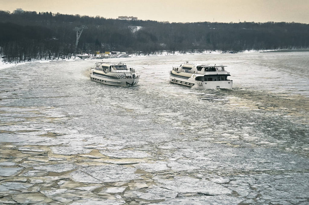 Kaksi laivaa purjehtivat pitkin Moskova-jokea peitettynä murtuneella jäällä toisiaan kohti.
 - Valokuva, kuva