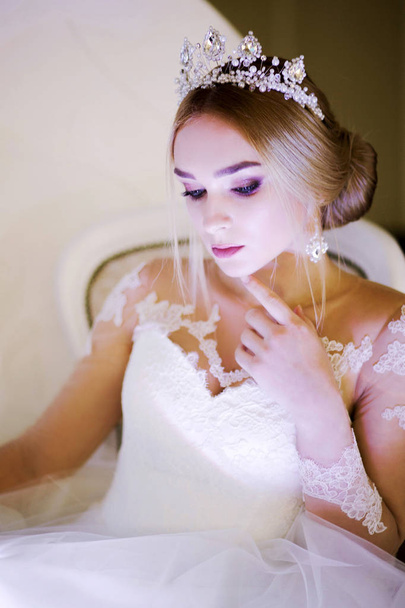 bride in white dress on white decor with backlight - Fotografie, Obrázek