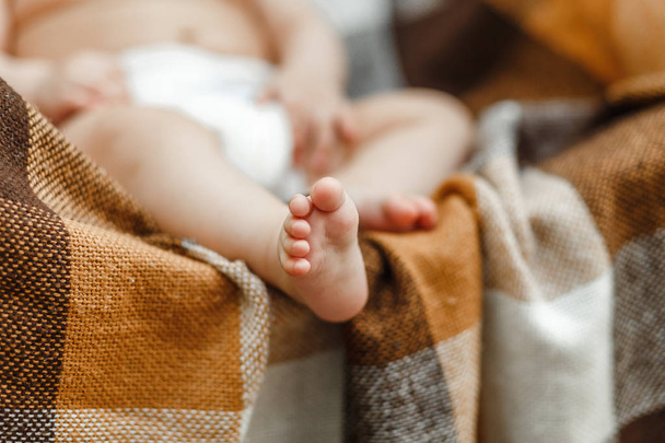 Gros plan sur les pieds mignons du bébé de l'enfant
 - Photo, image
