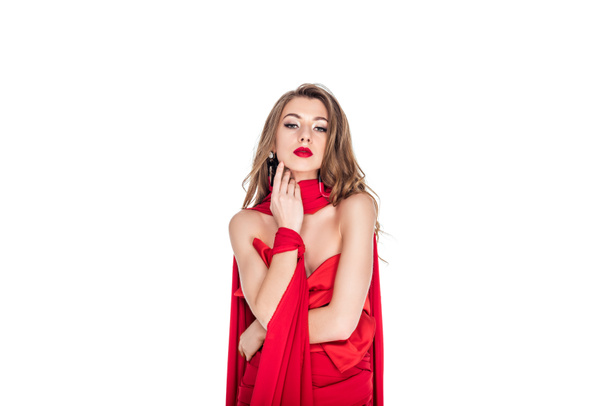 Módní krásná žena pózuje v červených šatech, izolované na bílém - Fotografie, Obrázek