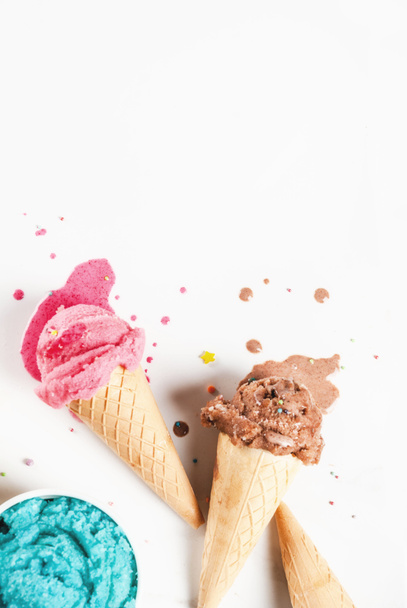 Baga caseira e sorvete de chocolate em cones de waffle, ma branco
 - Foto, Imagem