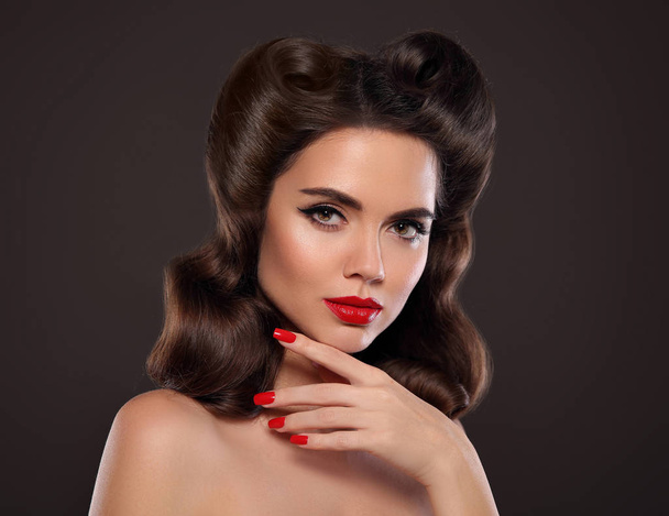赤い唇のメイクやマニキュアの爪。レトロな女性の肖像画。Beauti - 写真・画像