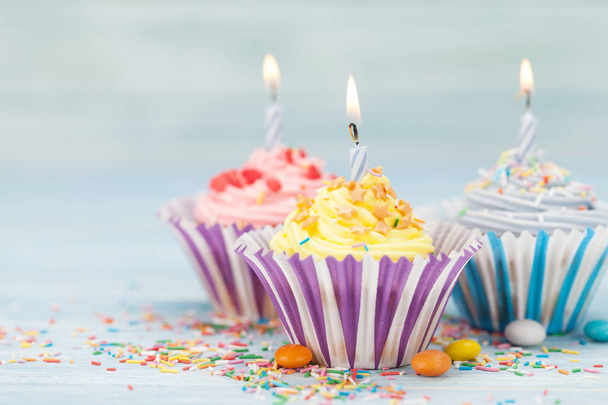 Γλυκά cupcakes με κεριά. Με χώρο για τις ευχές σας - Φωτογραφία, εικόνα