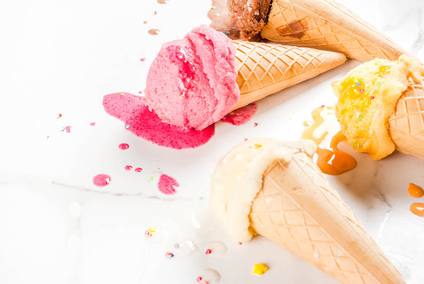 自家製ベリー キャラメル バニラ チョコレート アイス クリーム ワッフル コン - 写真・画像