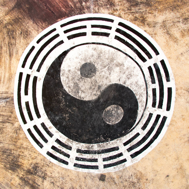 Preto e branco cor yin yang círculo no fundo de couro
 - Foto, Imagem