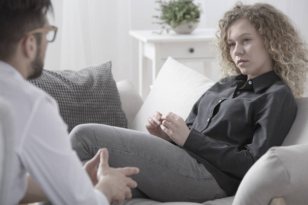 Young woman listening to psychotherapist - Zdjęcie, obraz