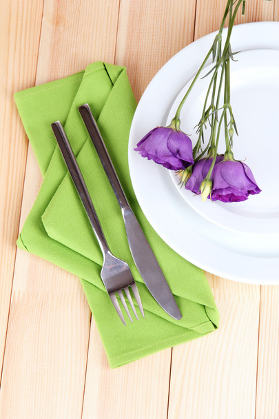 Tableware with flower on bright napkin close-up - Valokuva, kuva