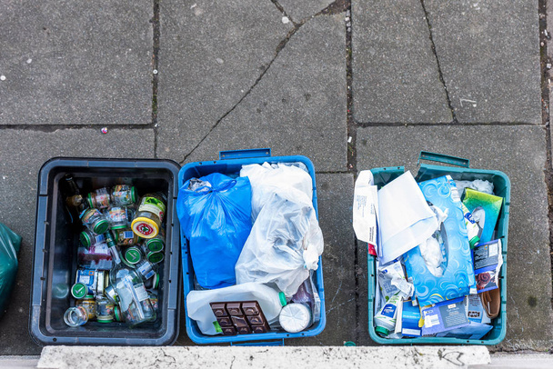 Overhead vista del día residuos de plastificado papeleras cajas en carretera británica
 - Foto, Imagen