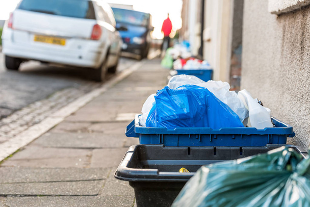 Pattumiere per rifiuti in plastica con vista giornaliera su strada britannica
 - Foto, immagini