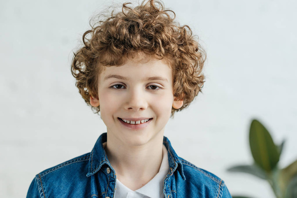 Ευτυχισμένο παιδί αγόρι με toothy χαμόγελο - Φωτογραφία, εικόνα