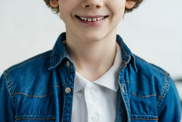 Close-up vista de criança sorrindo vestindo camisa e jaqueta
 - Foto, Imagem