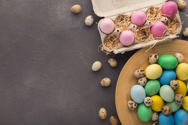 Tło Wielkanoc. Kolorowych jaj na powierzchni kamienia szary - Zdjęcie, obraz