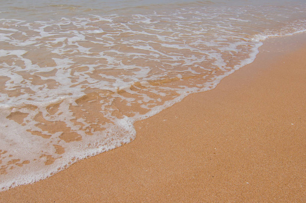 Douce vague de l'océan bleu sur le bord de la mer de Thaïlande, l'espace de copie sur l'espace de copie de sable
 - Photo, image