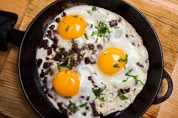 Huevos fritos para el desayuno. Pan de huevos fritos con tocino. Desayuno inglés
 - Foto, Imagen