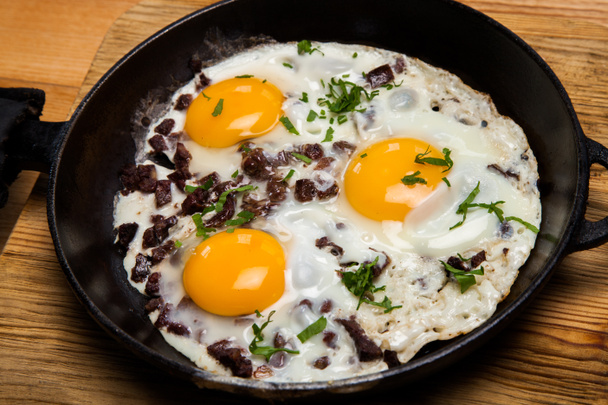 Τηγανιτά αυγά για πρωινό. Τηγάνι τηγανητά αυγά με μπέικον. Αγγλικό πρωινό - Φωτογραφία, εικόνα