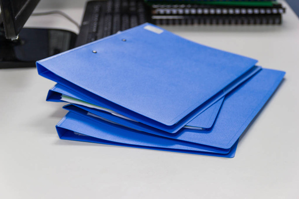 carpeta de archivos y pila de informe de negocios archivo de papel en el escritorio en la oficina, concepto de negocio
. - Foto, imagen