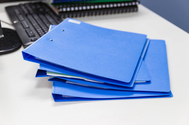 архив папки и стопка делового отчета бумажный файл на столе в офисе, бизнес-концепция
. - Фото, изображение