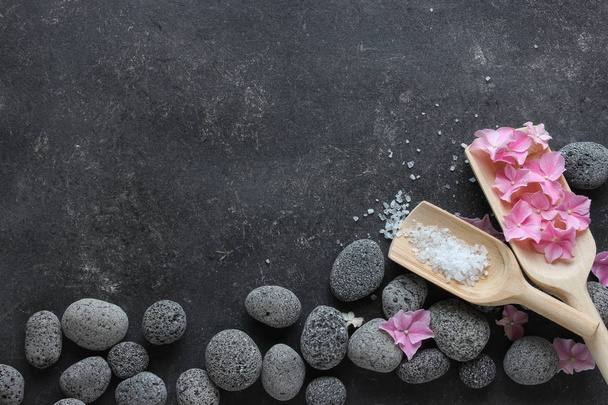 dark Spa background with pebbles and flowers - Foto, Imagen