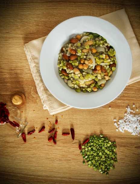 Ahşap bir masa üzerinde Fregola ve fasulye çorbası - Fotoğraf, Görsel
