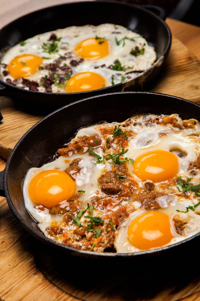 Kahvaltıda kızarmış yumurta. Pan pastırmalı kızarmış yumurta. İngiliz kahvaltısı - Fotoğraf, Görsel