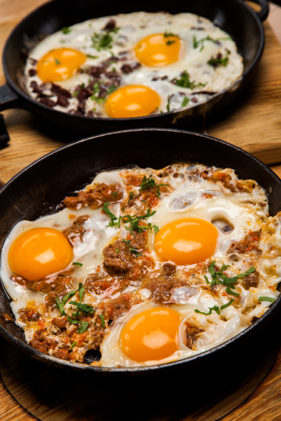 Huevos fritos para el desayuno. Pan de huevos fritos con tocino. Desayuno inglés
 - Foto, imagen