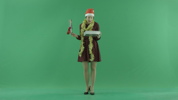 eine junge Frau öffnet das Weihnachtsgeschenk auf der grünen Leinwand - Filmmaterial, Video