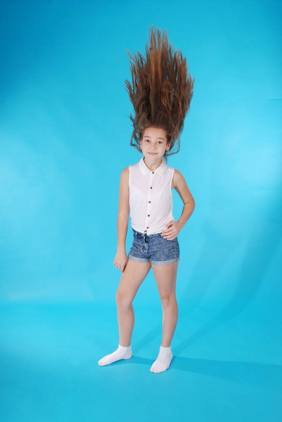 Молода дівчина кидає волосся
 - Фото, зображення