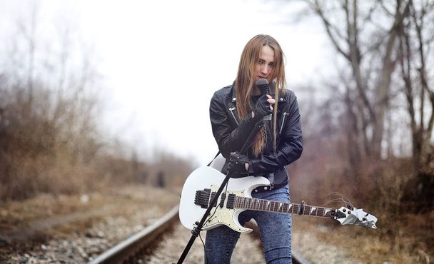 Belle jeune fille rocker avec guitare électrique. Une musicie rock
 - Photo, image
