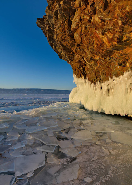 Россия. Восточная Сибирь, озеро Байкал. Ледяные скалы острова Ольхон
. - Фото, изображение