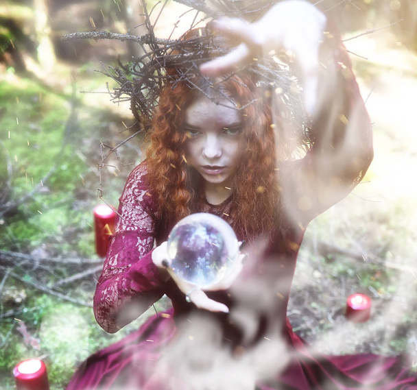 Ritual de bruxa em uma floresta
 - Foto, Imagem
