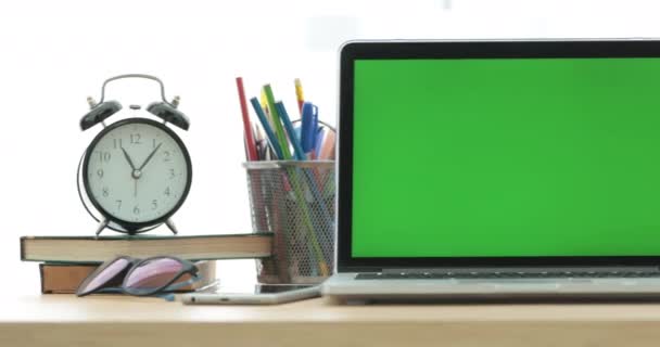 Dizüstü bilgisayar ile yeşil ekran görüntüsünü Dolly. - Video, Çekim