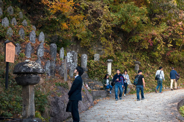 Ямадера, префектура Ямагата, Япония, 7 ноября 2015 года; Прогулка по искушению Ямадера, расположенному в горах вблизи города Ямагата
 - Фото, изображение
