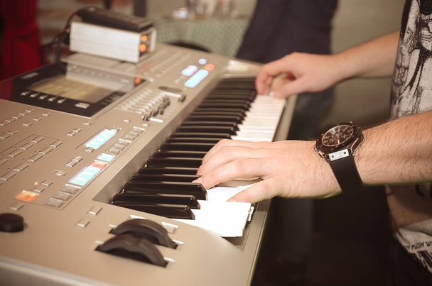 руки музиканта на синтезаторі клавіатури
 - Фото, зображення