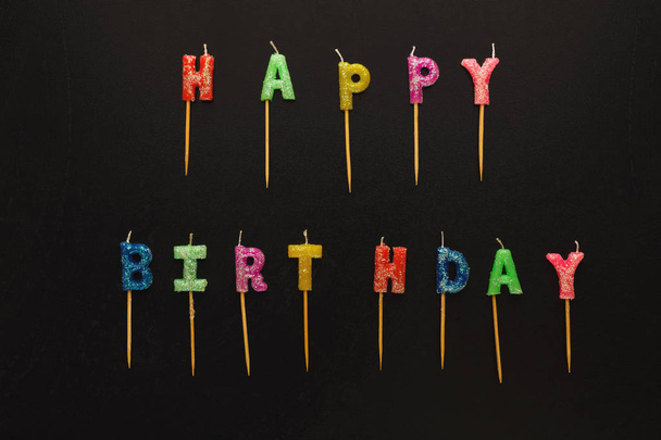 Set de velas de cumpleaños aisladas sobre fondo negro
 - Foto, imagen