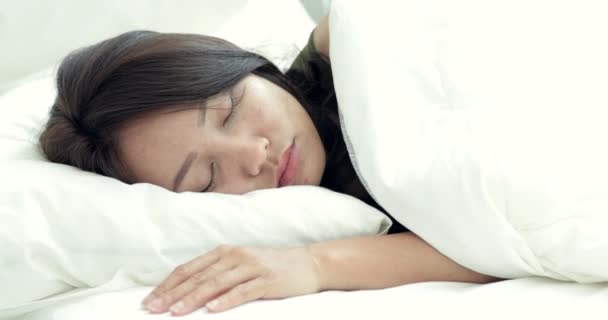 junge schöne Frau schläft auf Bett im Schlafzimmer . - Filmmaterial, Video