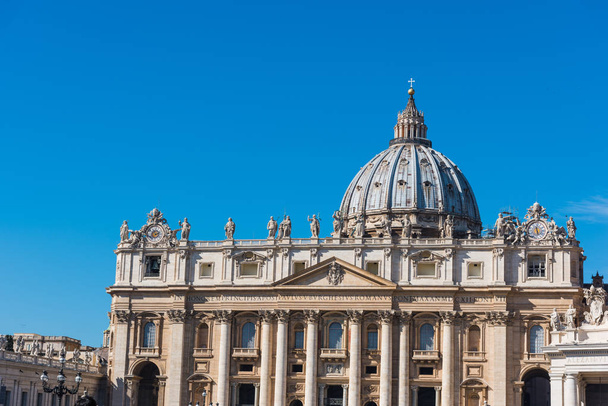 Front view of world famous Saint Peter's dome - Foto, Bild