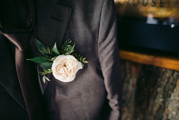 graue Jacke des Bräutigams mit Rose - Foto, Bild