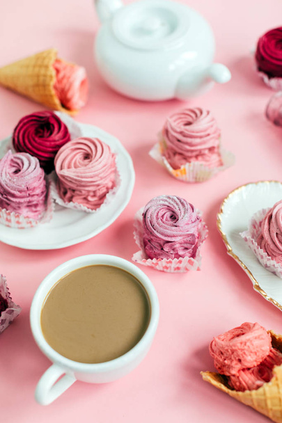 Close up view of delicious pink cupcakes with cappuccino on table - Zdjęcie, obraz