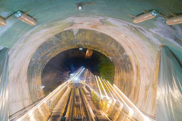Paseo funicular, rieles y túnel en ruta
  - Foto, imagen