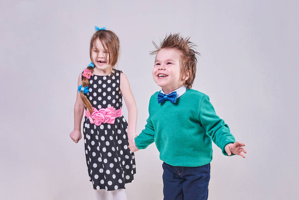 Όμορφο μικρό αγόρι και κορίτσι γελούν και παίζουν - Φωτογραφία, εικόνα