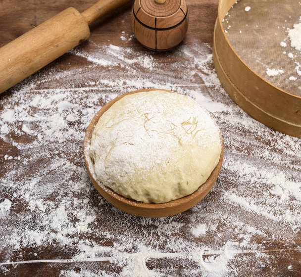 pâte à levure de farine de blé blanc
  - Photo, image
