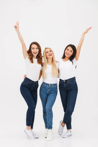 Portrait of three cheerful casual girls standing together - Foto, afbeelding