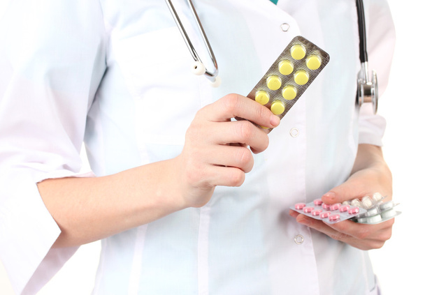szczelnie-do góry strony kobiece kobieta lekarz trzymając tabletki, na białym tle - Zdjęcie, obraz
